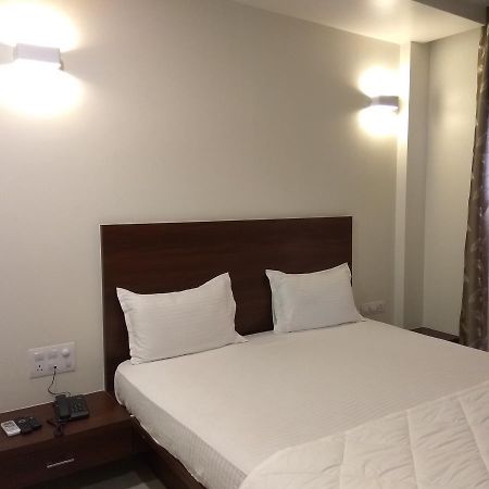 Manasi Inn Satara Exteriör bild