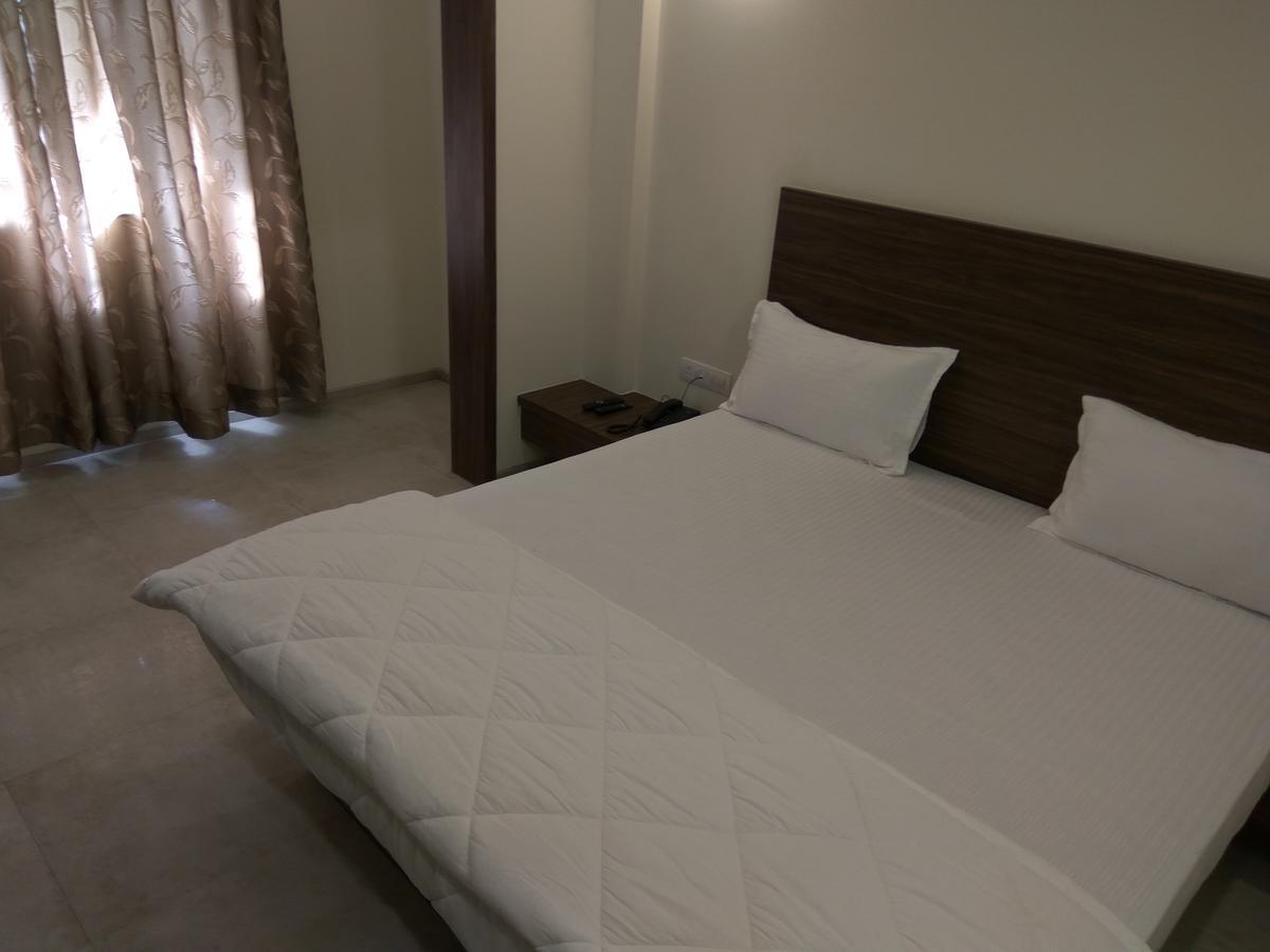 Manasi Inn Satara Exteriör bild