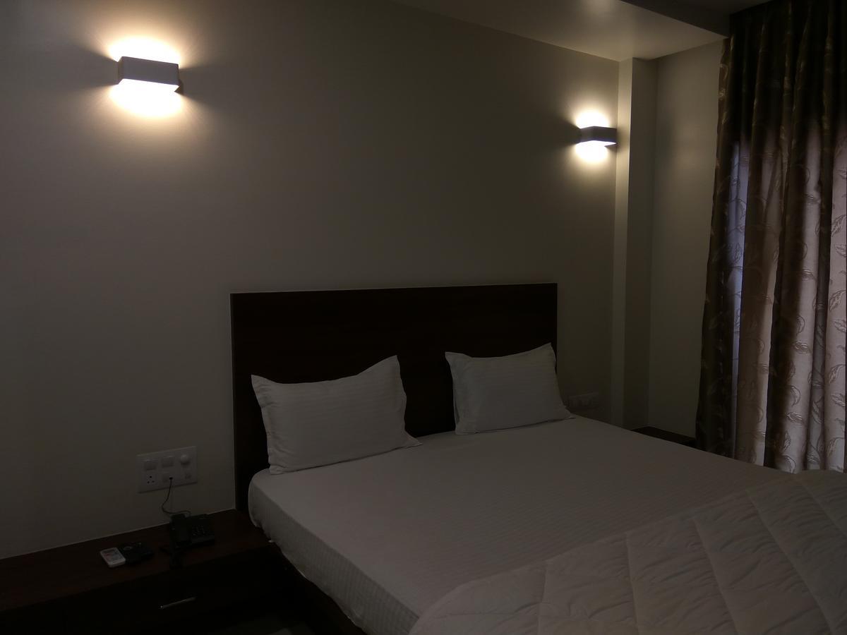 Manasi Inn Satara Exteriör bild